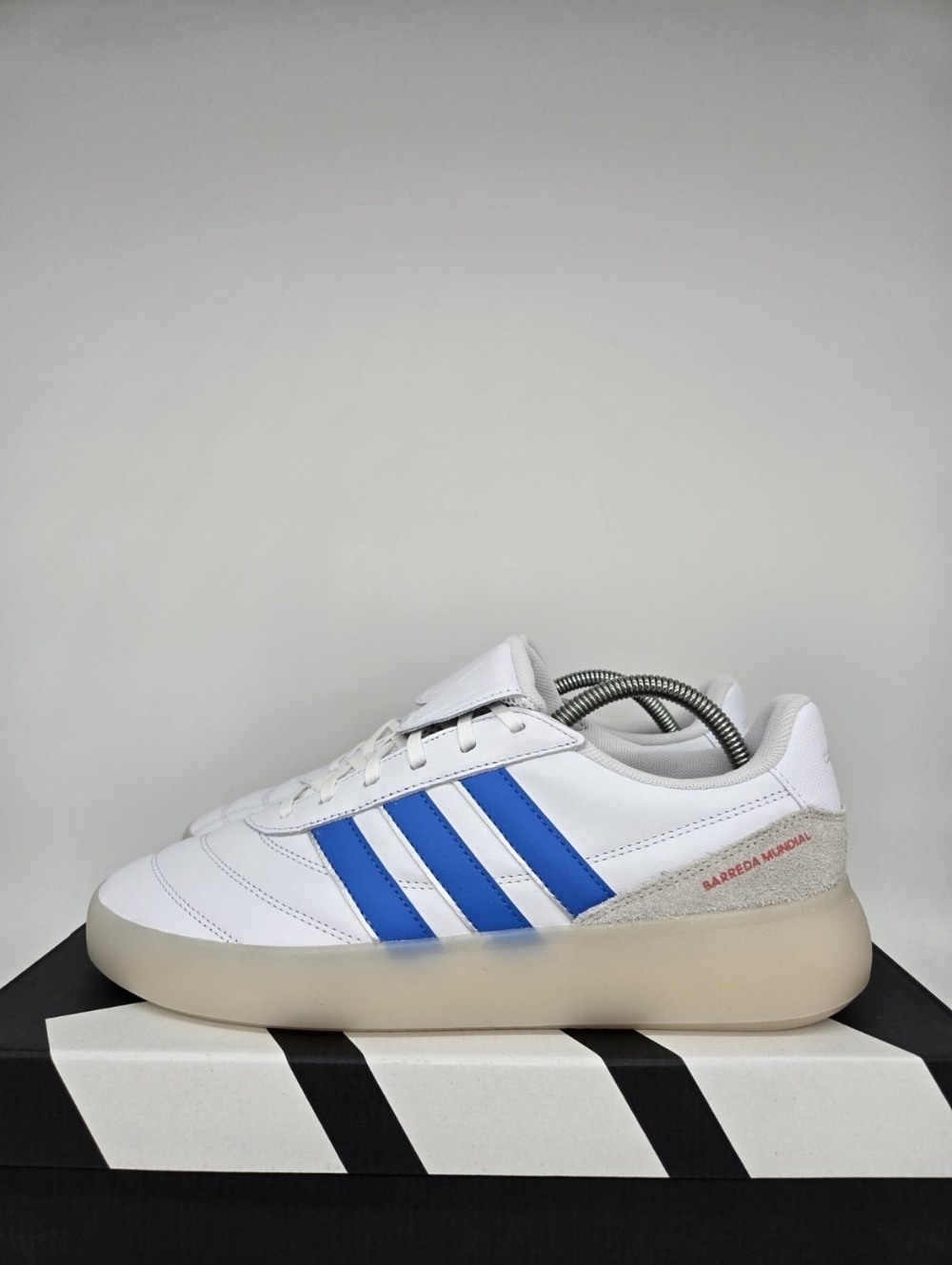 adidas Men's Barreda Mundial HQ2355 White Lucid Ray Blue Shoes Size 9 New